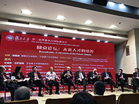 中大副校長潘偉賢教授（左二）與一眾與會代表討論交流